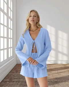 Détail d'un ensemble détente bleu clair en coton avec texture gaufrée et haut à lacets