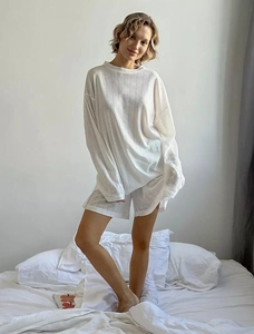 Ensemble homewear blanc en maille côtelée avec haut à manches longues et short