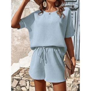 Ensemble détente femme bleu clair en maille gaufrée avec t-shirt et short à cordon