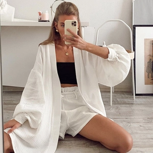 Zweiteiliges weißes Loungewear-Set aus Baumwollmull mit Kimono-Cardigan und Shorts