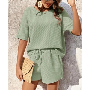 Ensemble femme deux pièces vert clair en maille gaufrée avec haut col rond et short cordon