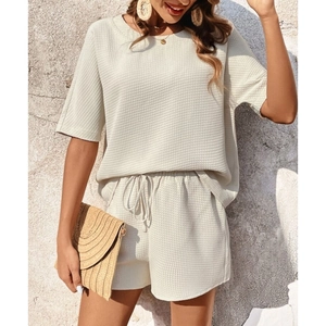 Ensemble gaufré beige pour femme avec haut à col rond et short à cordon réglable