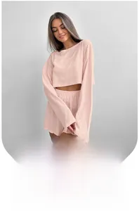 Détail du vêtement de détente rose à motifs de cœurs montrant la texture gaufrée et douce
