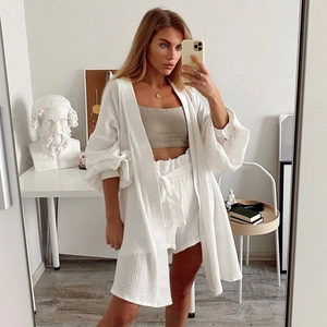 Dreiteiliges weißes Baumwoll-Pyjama-Set mit Morgenmantel, Top und Shorts aus Crinkle-Stoff