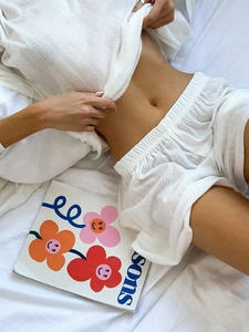 Détail du tissu en maille pointelle blanche sur cet ensemble de pyjama pour femme