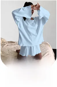 Detailaufnahme der hellblauen Strick-Loungewear mit Wellensaum und feiner Rippenstruktur