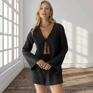 Ensemble d'intérieur noir femme avec gilet à nouer manches longues et short en coton