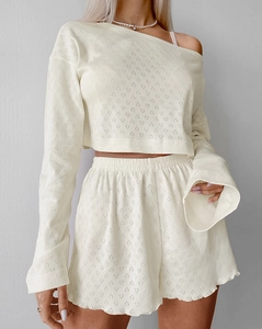 Détail du tricot ajouré en forme de cœur sur cet ensemble pyjama crème chic