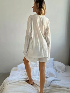 Vue détaillée du dos d'un ensemble de détente en tricot blanc avec haut et short