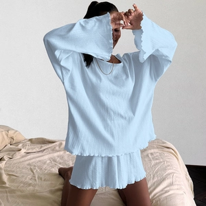 Nahaufnahme des hellblauen Loungewear-Sets aus Rippstrick mit feinen Wellensaum-Kanten
