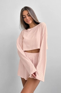 Détail de l'ensemble haut court rose et short avec motif de losanges et cœurs texturés