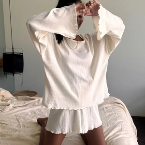 Détail d'un ensemble homewear côtelé crème avec bords ondulés et une coupe décontractée