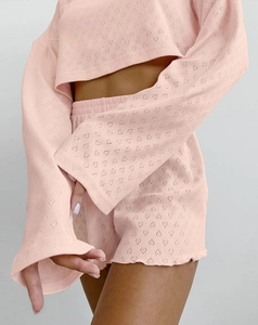 Gros plan sur l'ensemble rose avec texture en tricot ajouré en forme de cœur