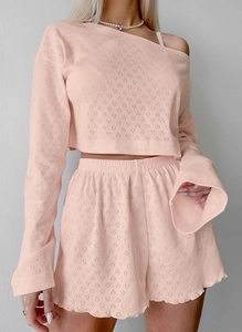 Détail d'un ensemble de détente rose avec tissu ajouré respirant à motifs de cœurs