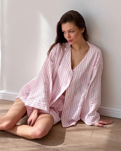 Nahaufnahme des rosa-weiß gestreiften Baumwoll-Schlafanzug-Sets mit Langarmhemd und Shorts