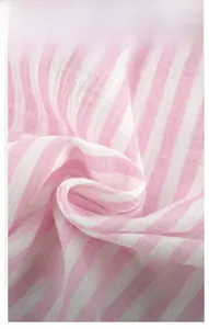 Detail von rosa gestreiftem Baumwollstoff mit weicher Mulltextur und atmungsaktivem Gewebe