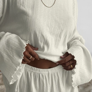 Detailaufnahme des weißen Strick-Loungewear-Sets mit Rüschenbündchen und Textur