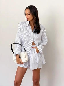 Dettaglio del set relax a righe con tessuto traspirante e pantaloncini con coulisse
