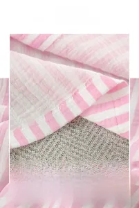 Detailansicht des rosa gestreiften Baumwollschlafanzugs mit Fokus auf Naht und Stoffqualität