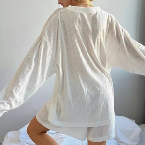 Ensemble de détente tricoté blanc pour femmes avec haut à manches longues et short assorti