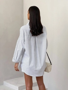 Dettaglio camicia a righe manica lunga con orlo arrotondato e piega piatta sul retro