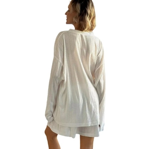 Ensemble de détente blanc pour femme avec haut à manches longues et short en maille