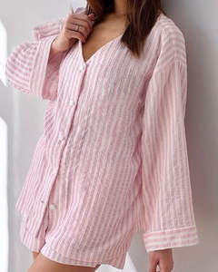 Detail des rosa gestreiften Baumwoll-Pyjamas mit weicher Crinkle-Struktur und Knöpfen