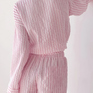 Nahaufnahme des rosa-weiß gestreiften Seersucker-Baumwollpyjamas mit elastischem Bund