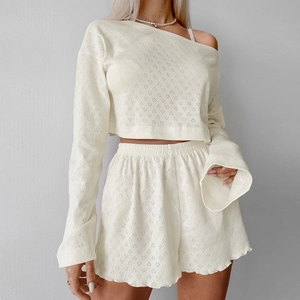 Ensemble pyjama rose avec haut à manches longues et short en jacquard à cœurs évidés
