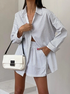 Dettaglio della camicia oversize a righe e pantaloncini coordinati in tessuto pregiato