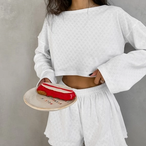 Ensemble détente blanc deux pièces avec crop top jacquard cœur et short à bord ondulé