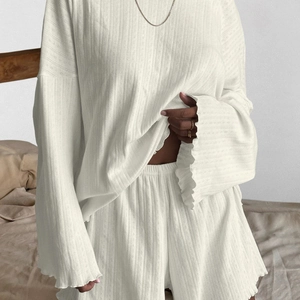 Weißes zweiteiliges Loungewear-Set aus Rippstrick mit langen Ärmeln und Rüschen