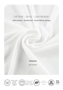 Dettaglio macro del tessuto in poliestere bianco a maglia traforata con icone di lavaggio