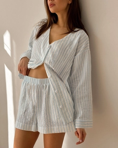 Detail von blau gestreiftem Baumwoll-Pyjama-Set mit Hemd und elastischen Shorts