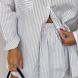 Completo pigiama a righe da donna con camicia a maniche lunghe e pantaloncini elastici