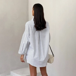 Camicia oversize da donna a righe blu, abbigliamento lounge dal taglio ampio vista posteriore