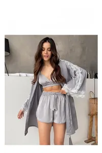 Detailansicht des grauen dreiteiligen Seiden-Pyjama-Sets mit edler weißer Spitzenstickerei