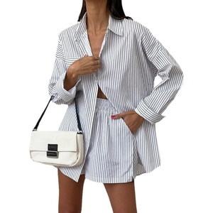 Set pigiama due pezzi a righe da donna con camicia a maniche lunghe e pantaloncini