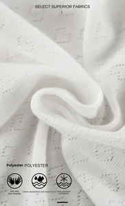 Vue détaillée du tissu en polyester blanc avec texture en tricot doux et pores respirants