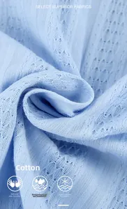 Détail du tissu en coton jacquard bleu clair pour un ensemble de nuit doux et respirant