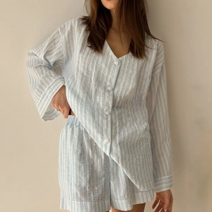 Damen Schlafanzug-Set aus Baumwolle mit blau-weißen Streifen, Langarmshirt und Shorts