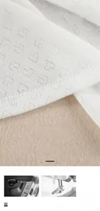 Gros plan détaillé montrant la texture délicate de tricot ajouré en cœur sur le tissu blanc