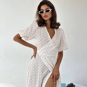 Detalle de camisón de algodón blanco con patrones de corazones y mangas abullonadas