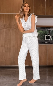 Dettaglio di un set loungewear bianco a due pezzi con ricamo traforato e fiocco delicato