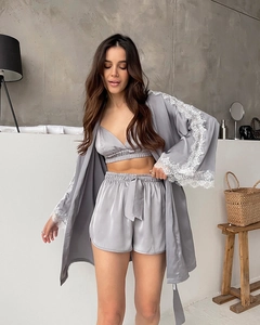 Detailliertes graues Satin-Pyjama-Set mit weißem Spitzenbesatz und Schleifendetail