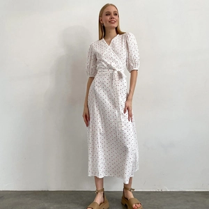 Detalle del vestido cruzado de algodón blanco con jacquard de corazones y mangas abullonadas