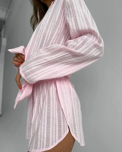 Détail de la texture œillet rose et du tissu à rayures verticales de l'ensemble de détente