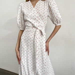 Detalle de camisón de algodón blanco con estampado de corazones, mangas abullonadas y lazo
