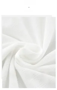 Vue détaillée du tissu en maille jacquard cœur blanc respirant avec texture douce