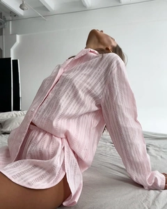 Détail de l'ensemble rose montrant la texture ajourée verticale et le tissu doux
